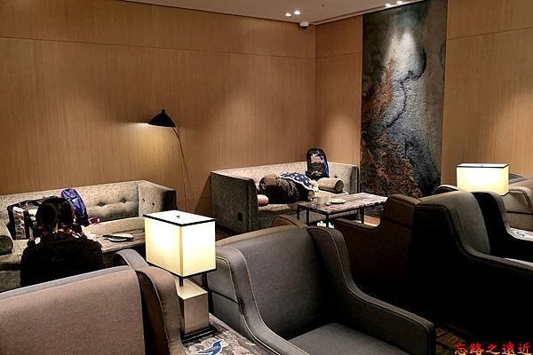 14機場貴賓室 PLAZA PREMIUM LOUNGE沙發人座位.jpg