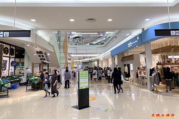 5AENO MALL 盛岡南1樓earth望向中央入口.jpg