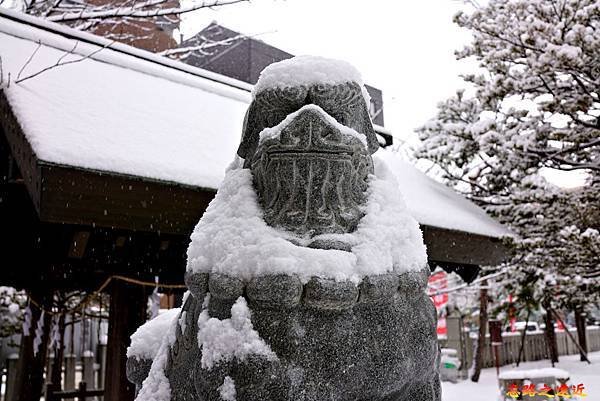 02北海道神宮頓宮鳥居前左狛犬