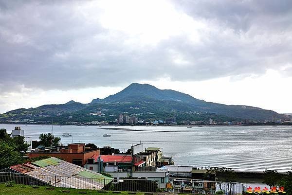 10淡水小白宮前草地望向淡水河觀音山.jpg