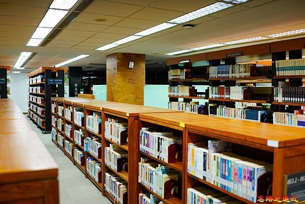 21台灣文學館圖書室開架書庫.jpg