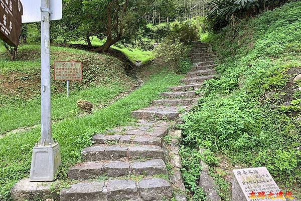 09飛龍步道登山入口台階口.jpg