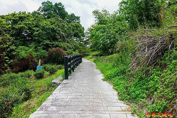 09 貓空越嶺步道三叉點路標處往炭窯口道路.jpg