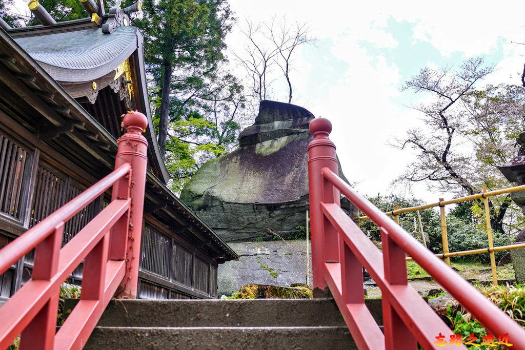 16櫻山神社拜殿旁階梯.jpg