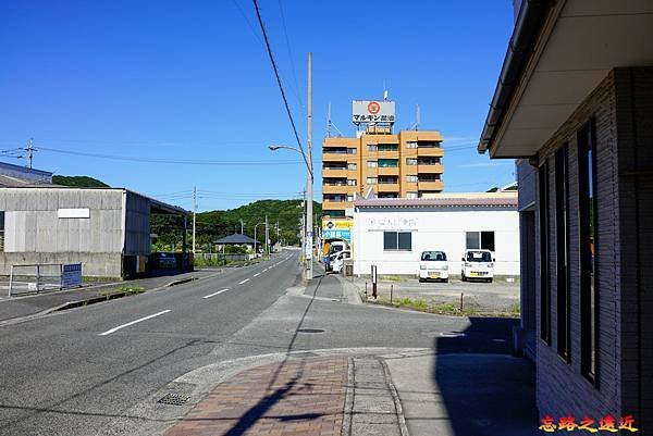 06小豆島土庄港前道路.jpg