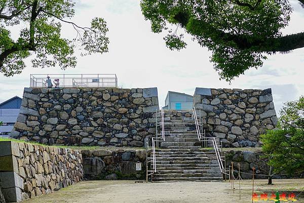 10高松城天守閣跡前.jpg