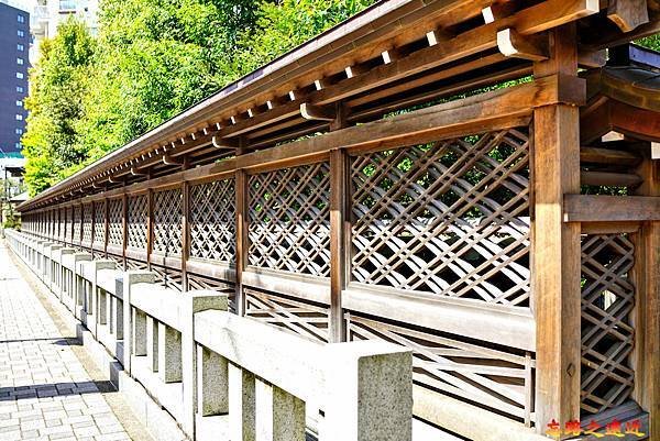 02 湯島神社透塀.jpg
