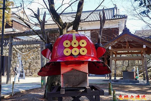 14 上田城真田神社赤兜.jpg