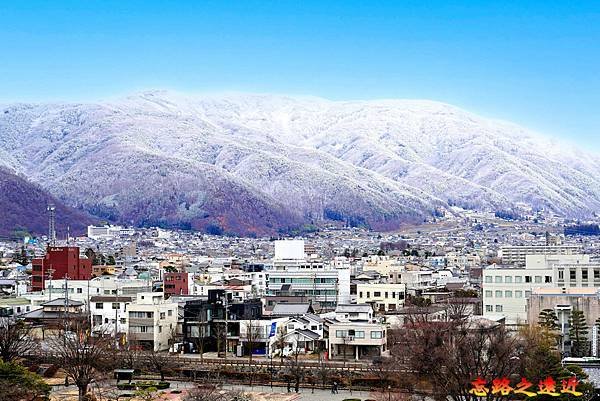 21 松本城天守眺望山上雪景.jpg