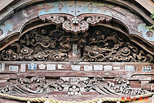 27 尾山神社東神門龍雕.jpg