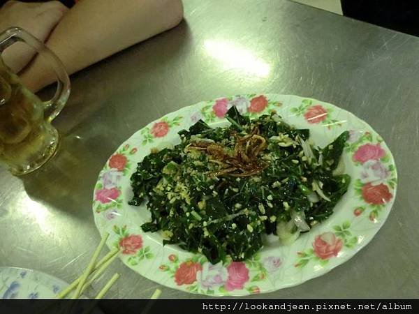 烤肉點的地瓜葉被炒成奇特不和君口味的食物