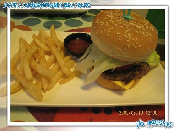 Burger House-招牌牛肉堡餐側面拍
