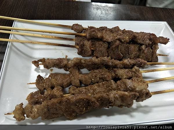 不辣的羊肉跟牛肉串.jpg