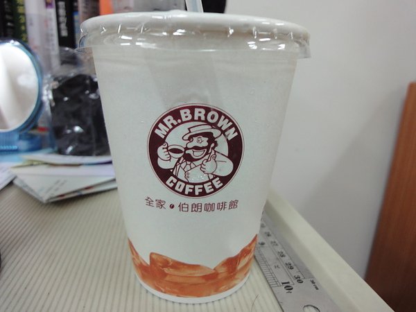 全家The Cafe冰拿鐵大杯02.JPG