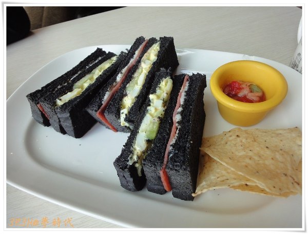夢時代-3皇3家-竹碳雞蛋沙拉三明治02.JPG