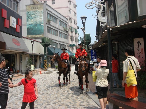 在鶯歌老街看到有人騎馬