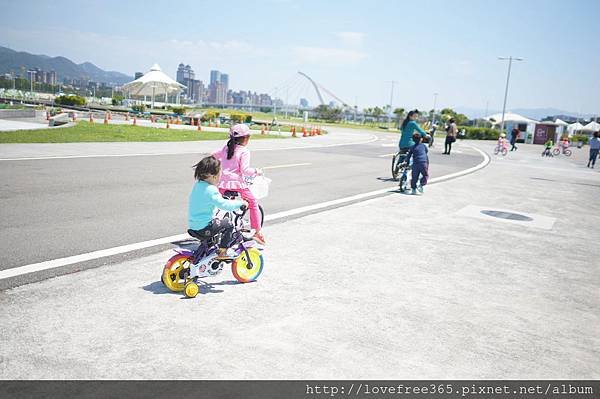 大佳河濱公園沙坑  也很適合騎腳踏車