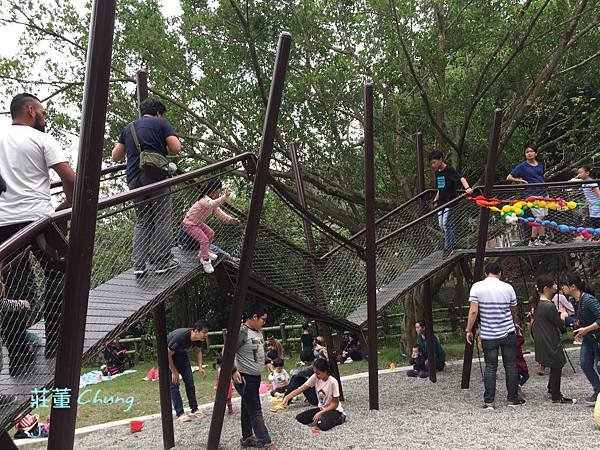 新北特色公園【中山公園】挑戰療癒森林裡的彩色水管滑梯+跑酷棧