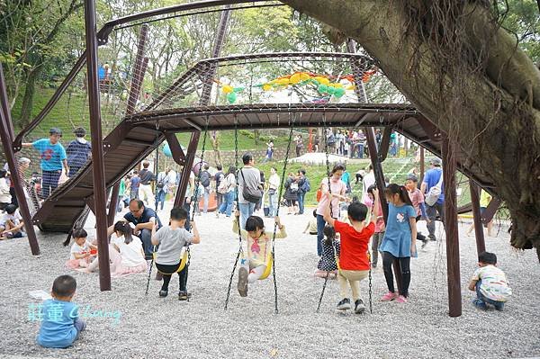 新北特色公園【中山公園】挑戰療癒森林裡的彩色水管滑梯+跑酷棧