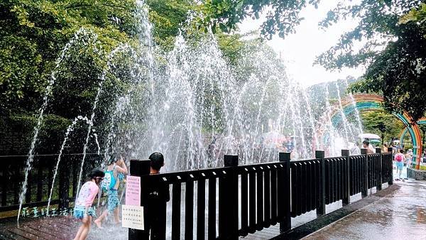 【暖暖親水公園】親子玩水秘境森林,山水吊橋步道(基隆戲水景點