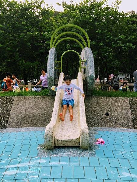 【暖暖親水公園】親子玩水秘境森林,山水吊橋步道(基隆戲水景點