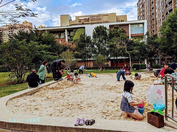 三峽親子景點【三峽龍學公園】甲蟲遊戲場及超美的【三峽北大圖書