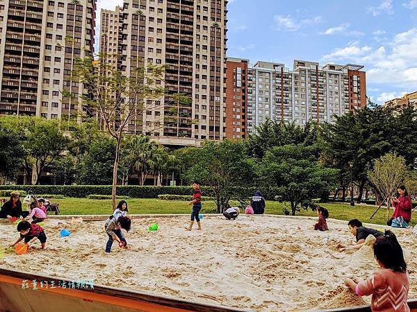 三峽親子景點【三峽龍學公園】甲蟲遊戲場及超美的【三峽北大圖書