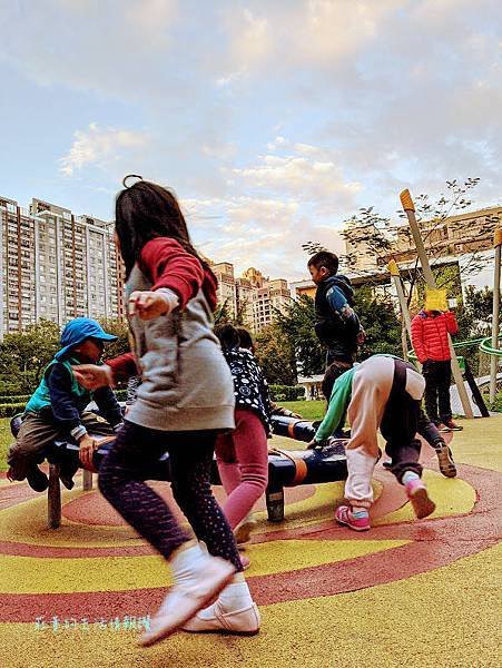 三峽親子景點【三峽龍學公園】甲蟲遊戲場及超美的【三峽北大圖書