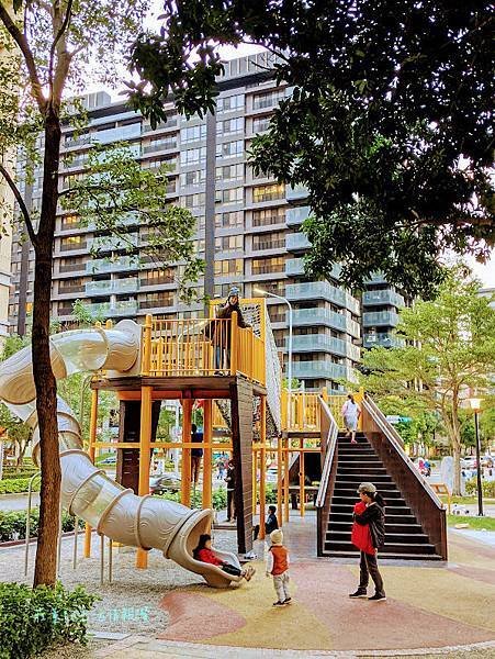 三峽親子景點【三峽龍學公園】甲蟲遊戲場及超美的【三峽北大圖書