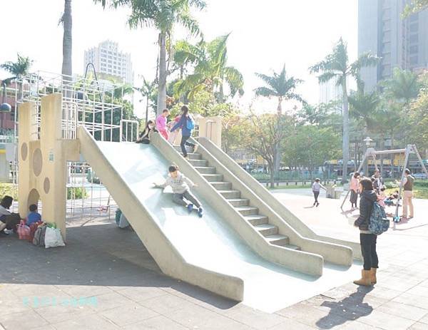 新竹市特色公園「新竹中央公園」停車方便,新竹巨城旁好玩的親子