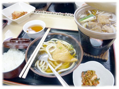 晚餐-雞肉凍餐+烏龍麵...好吃!!飯和泡菜無限供應...這是團體才有的特權?!