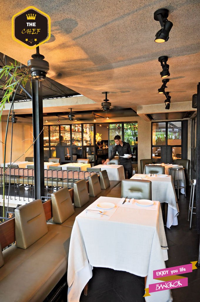 EatMeRestaurantBangkok_BalconyDining_9941.jpg