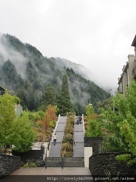 雲霧繚繞的包伯山