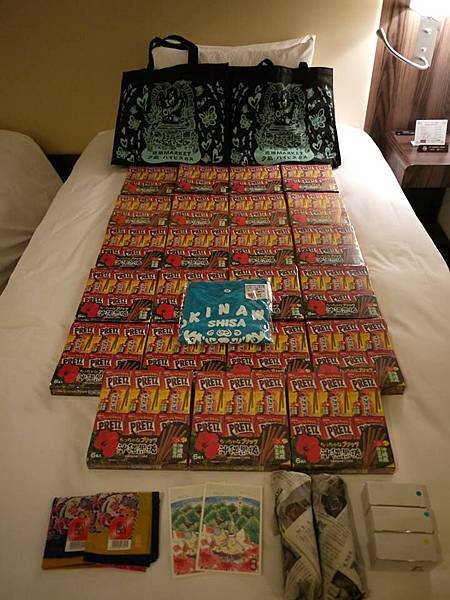 沖繩-小小買的戰利品.jpg