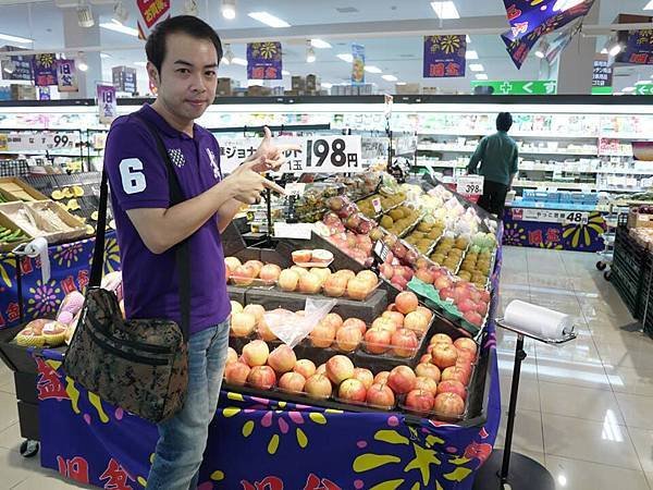 沖繩-便利商店的水果專櫃.jpg