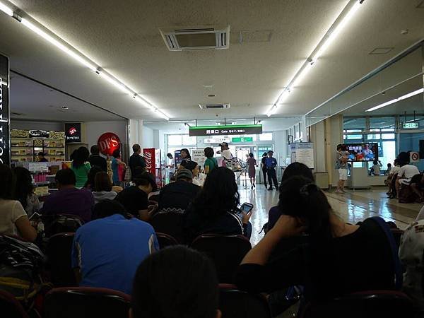 沖繩-機場大廳滑手機.jpg