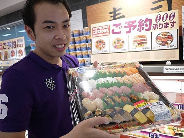 沖繩-超市裡的壽司拼盤.jpg
