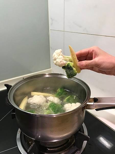 [開箱] 日日佐料 【灶市-油封香蒜酥】l 簡單料理 l 推