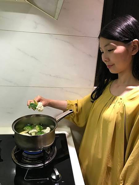 [開箱] 日日佐料 【灶市-油封香蒜酥】l 簡單料理 l 推