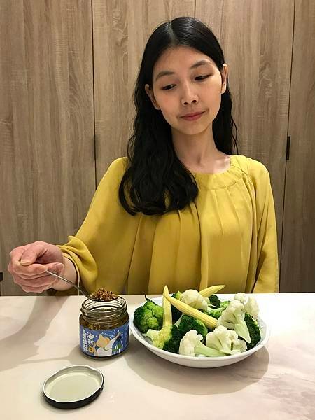 [開箱] 日日佐料 【灶市-油封香蒜酥】l 簡單料理 l 推