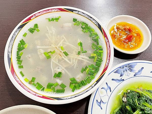 【美食】花蓮市區「大俠米糕」花蓮平價美食推薦，獨家醬汁筒仔米