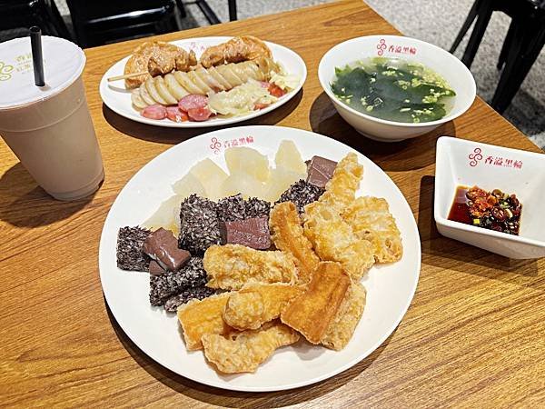 【美食】高雄苓雅「香溢黑輪」四十年在地好滋味，必點手工香腸、