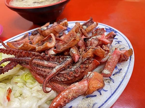 【美食】宜蘭市區「宜蘭廟口紅糟魷魚」宜蘭在地美食推薦，外酥內