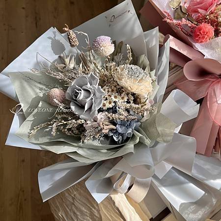 520_登記結婚_公證花束_登記結婚花束_莫蘭迪色_浪漫花束_情人節禮物_情人節花束_情人節送禮_玫瑰花束_高雄花店_高醫附近花店_高雄醫學院_高醫授袍典禮_授袍花束.jpg