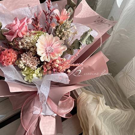 520_登記結婚_公證花束_登記結婚花束_莫蘭迪色_浪漫花束_情人節禮物_情人節花束_情人節送禮_玫瑰花束_高雄花店_高醫附近花店_高雄醫學院_高醫授袍典禮_授袍花束-1.jpg
