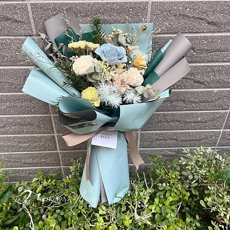 520_登記結婚_公證花束_登記結婚花束_莫蘭迪色_浪漫花束_情人節禮物_情人節花束_情人節送禮_玫瑰花束_高雄花店_高醫附近花店_高雄醫學院_高醫授袍典禮_授袍花束-7.JPG