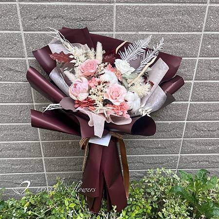 520_登記結婚_公證花束_登記結婚花束_莫蘭迪色_浪漫花束_情人節禮物_情人節花束_情人節送禮_玫瑰花束_高雄花店_高醫附近花店_高雄醫學院_高醫授袍典禮_授袍花束-5.JPG