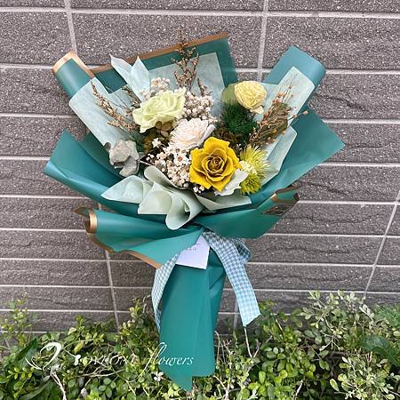 520_登記結婚_公證花束_登記結婚花束_莫蘭迪色_浪漫花束_情人節禮物_情人節花束_情人節送禮_玫瑰花束_高雄花店_高醫附近花店_高雄醫學院_高醫授袍典禮_授袍花束-6.JPG