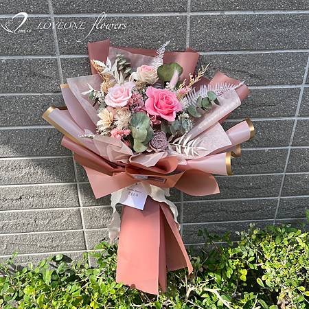 520_登記結婚_公證花束_登記結婚花束_莫蘭迪色_浪漫花束_情人節禮物_情人節花束_情人節送禮_玫瑰花束_高雄花店_高醫附近花店_高雄醫學院_高醫授袍典禮_授袍花束-4.jpg