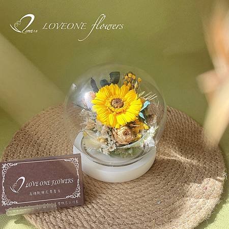 loveoneflowers_畢業花束_授袍花束_高醫附近花店_向日葵玻璃花盅.jpg